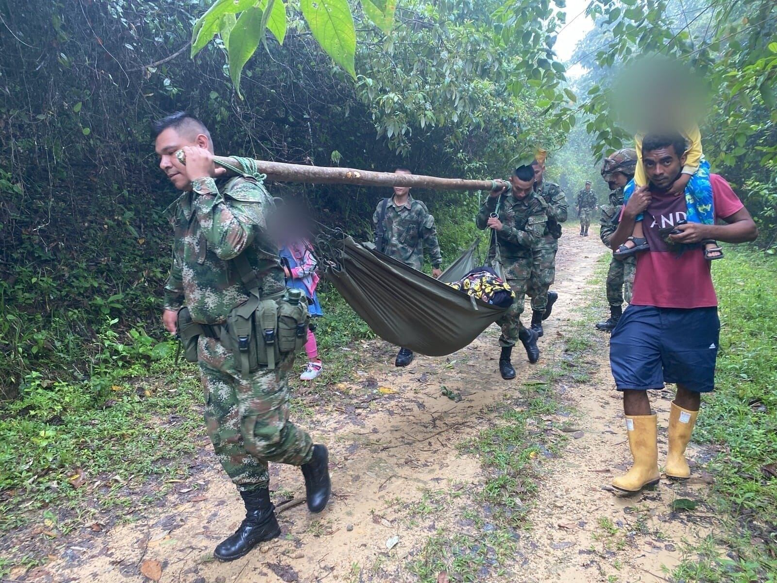 El Ejército Nacional apoya con el traslado de pacientes en zonas afectadas por el invierno en el Tolima.