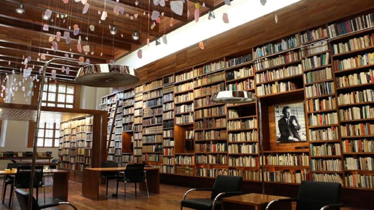 La biblioteca cuenta con este centro de medios y un espacio de lectura para personas discapacitadas.
