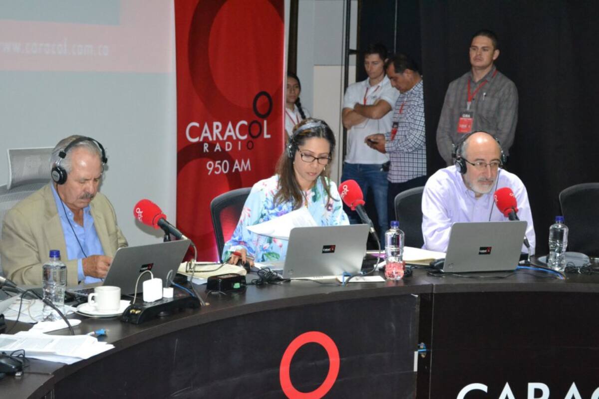Con Darío Arizmendi están Darcy Quinn, Erika Fontalvo, César Augusto Londoño, Patricia Pardo, con el director anfitrión de Caracol Radio en el Eje Cafetero, Sebastián Grajales, y sus reporteros en Pereira Isabel Cristina Uribe y Juan David Ortiz.