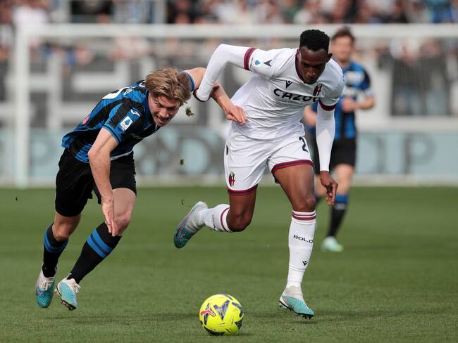 BÉRGAMO, ITALIA - 08 DE ABRIL: Rasmus Hojlund de Atalanta BC lucha por la posesión con Jhon Lucumi de Bologna FC durante el partido de Serie A entre Atalanta BC y Bologna FC en el Estadio Gewiss el 08 de abril de 2023 en Bérgamo, Italia. (Foto de Emilio Andreoli/Getty Images)