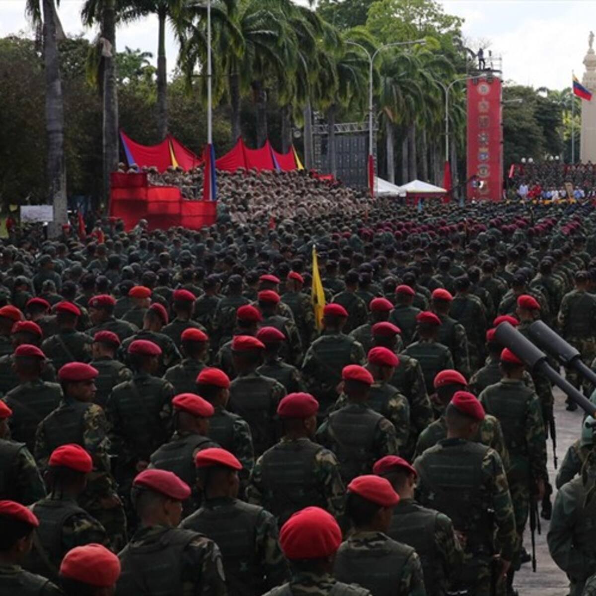 Maduro refuerza presencia militar en frontera con Colombia y despliega 25.000 efectivos