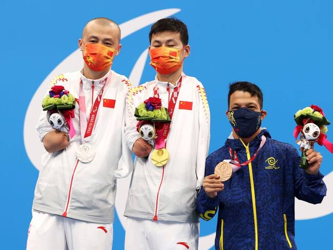 Hongguang Jia, Jingang Wang y Nelson Crispín en los Juegos Paralímpicos de Tokio