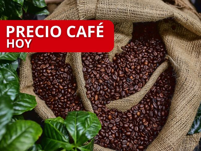 Precio del café // granos de café en un costal // Getty Images