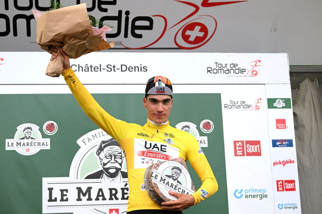 Juan Ayuso celebra con la camiseta de líder del Tour de Romandía(Photo by Dario Belingheri/Getty Images)
