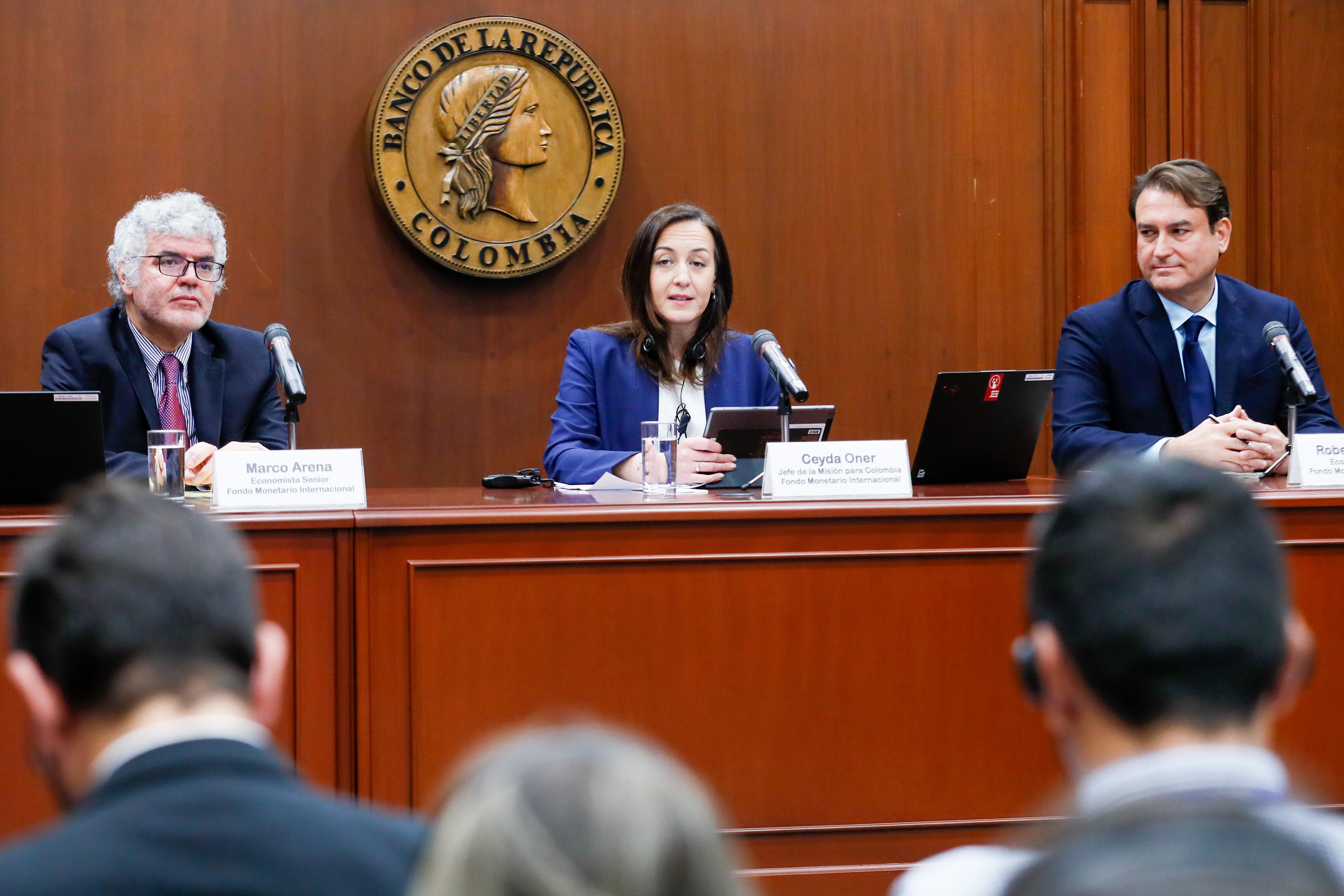 AME9227. BOGOTÁ (COLOMBIA), 14/02/2024.- La jefe de la misión para Colombia del Fondo Monetario Internacional (FMI) Ceyda Oner habla junto a los economistas senior del FMI Roberto Perrelli (d) y Marco Arena durante una rueda de prensa este miércoles, en la sede del Banco de la República en Bogotá, (Colombia). El FMI destacó este miércoles el "progreso encomiable" de Colombia en el último año para avanzar hacia una actividad económica más sostenible, pero advirtió de riesgos en el horizonte. EFE/ Carlos Ortega