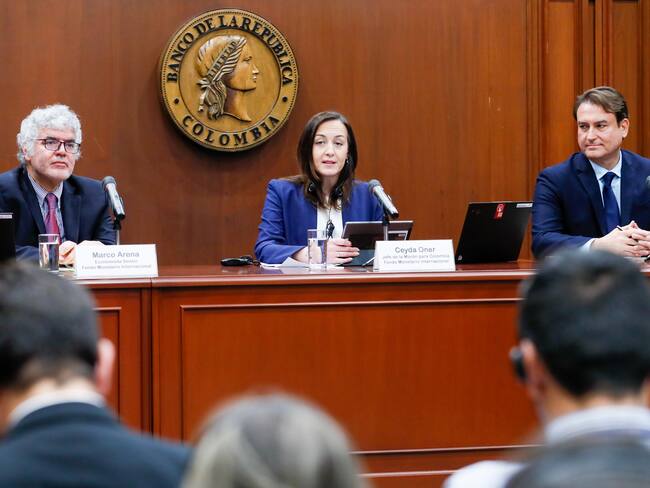 AME9227. BOGOTÁ (COLOMBIA), 14/02/2024.- La jefe de la misión para Colombia del Fondo Monetario Internacional (FMI) Ceyda Oner habla junto a los economistas senior del FMI Roberto Perrelli (d) y Marco Arena durante una rueda de prensa este miércoles, en la sede del Banco de la República en Bogotá, (Colombia). El FMI destacó este miércoles el "progreso encomiable" de Colombia en el último año para avanzar hacia una actividad económica más sostenible, pero advirtió de riesgos en el horizonte. EFE/ Carlos Ortega