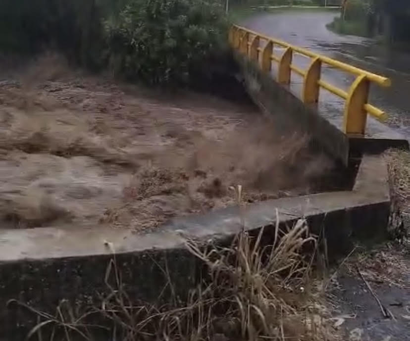 La creciente del río Tapartó elevó sus niveles a alerta roja en Andes, Antioquia. Foto: Bomberos Andes.