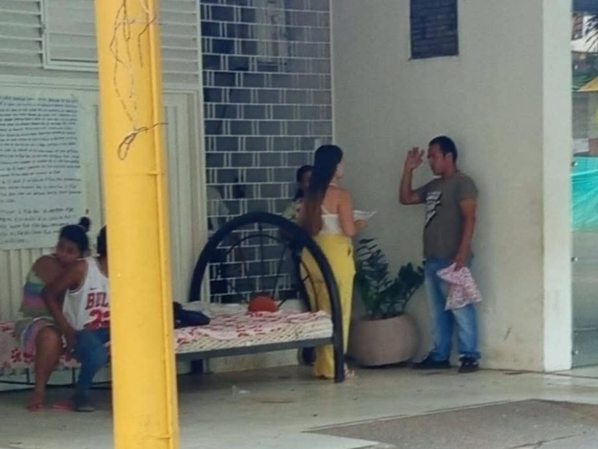 En Palermo Huila, una familia atravesó una cama a la entrada a la alcaldía, para pedir vivienda.