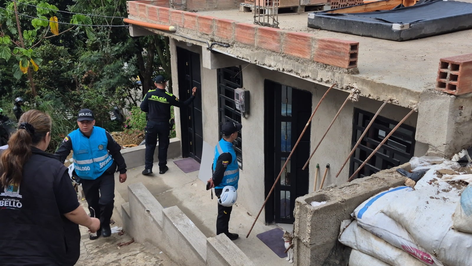 Operativo de desalojo de viviendas en Bello, Antioquia. Foto: Cortesía Comunicaciones Bello