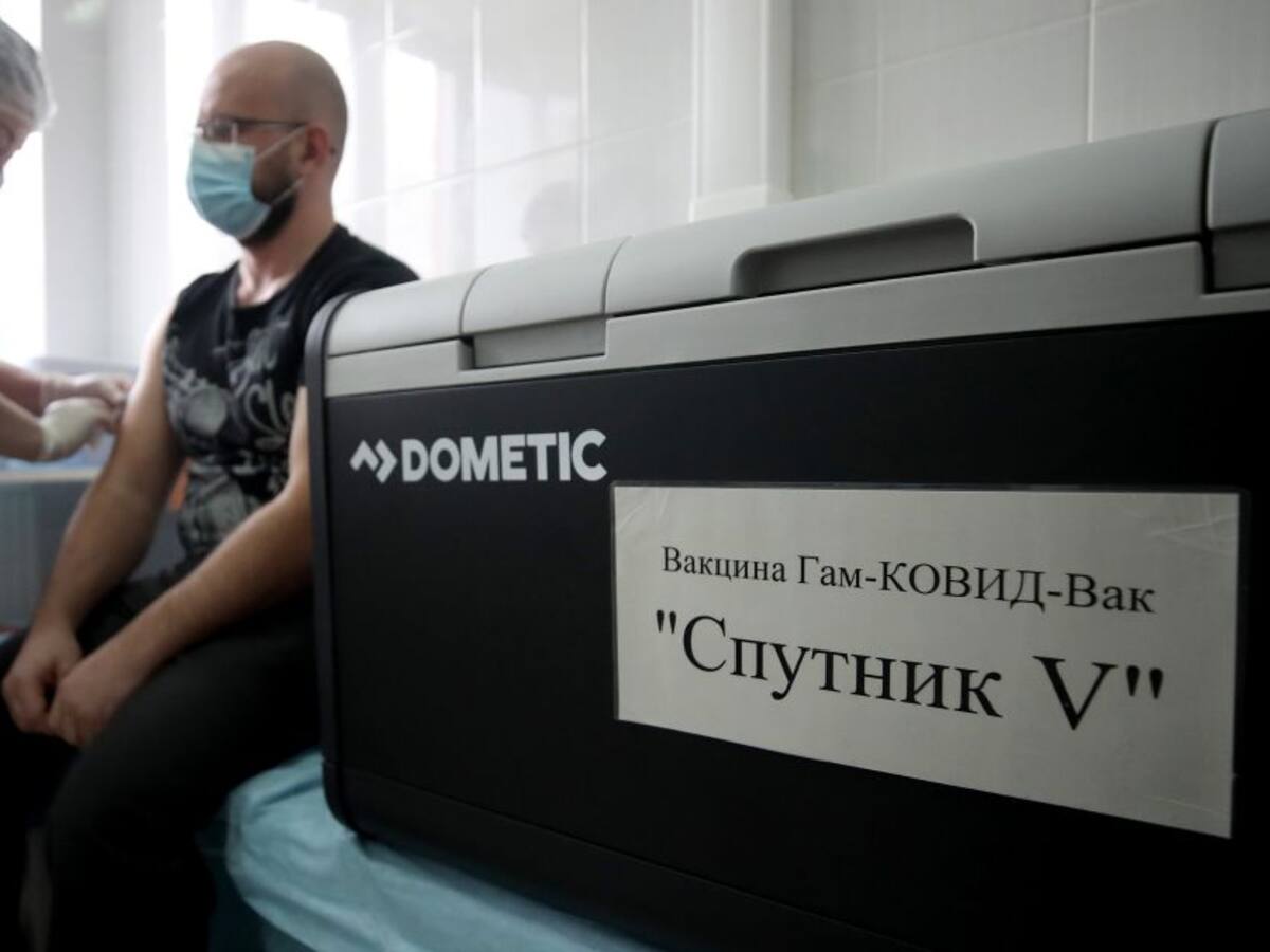 Moscú empieza a vacunar contra COVID-19 a trabajadores en riesgo