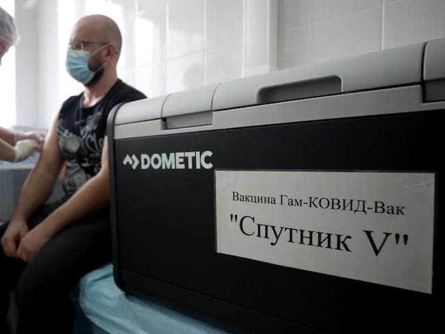 Moscú empieza a vacunar contra COVID-19 a trabajadores en riesgo