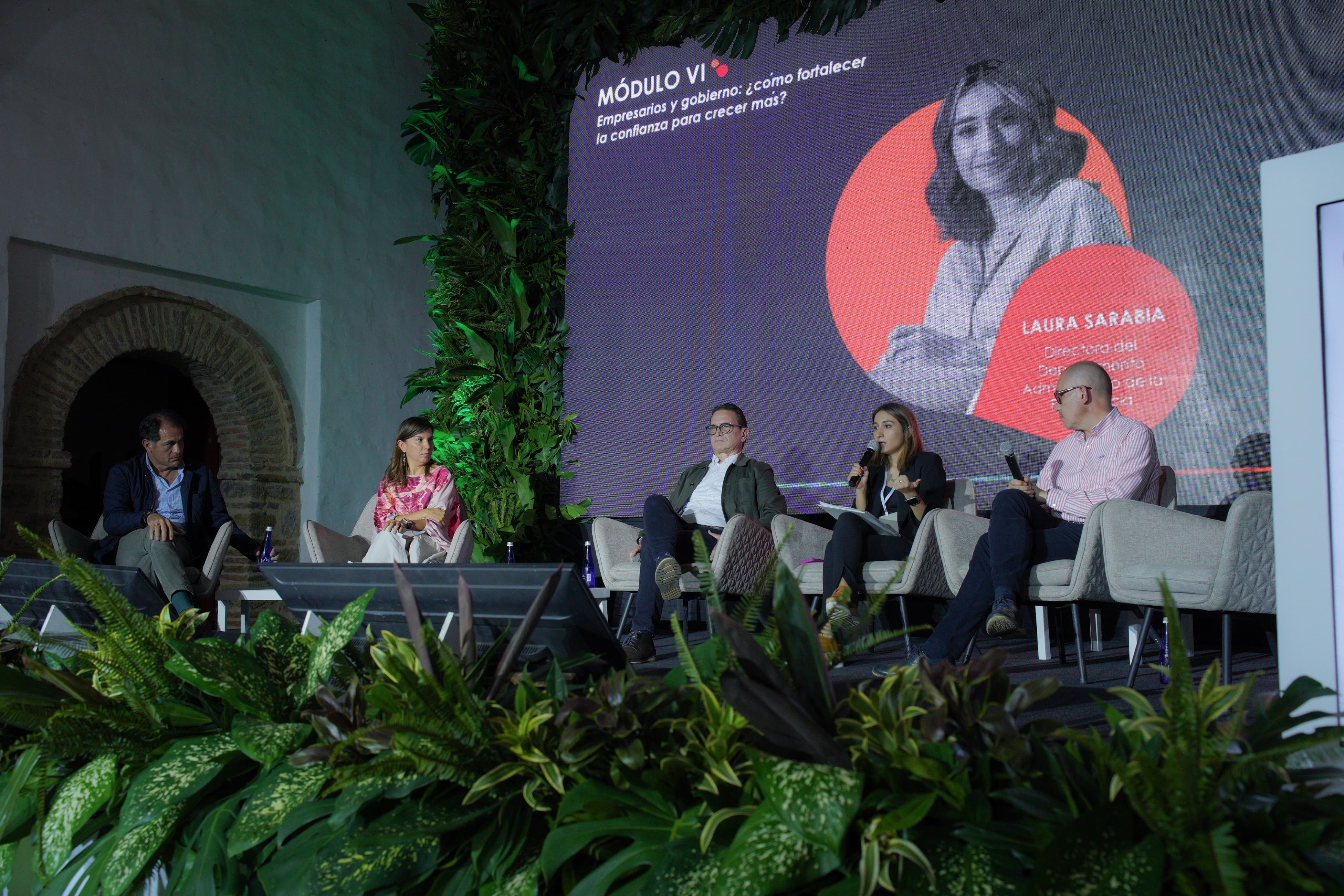 Durante la charla entre empresarios y Gobierno se hizo un llamado a trabajar en llave y con acciones precisas para consolidar estrategias que beneficien a Colombia. | Foto: Caracol Radio
