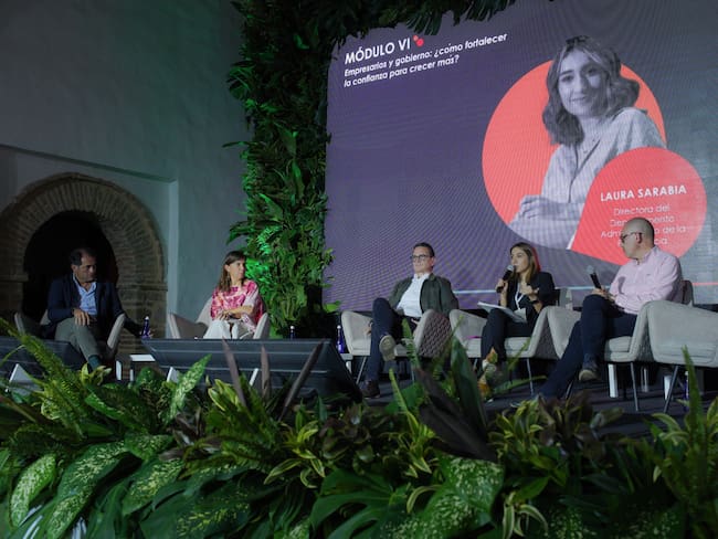 Durante la charla entre empresarios y Gobierno se hizo un llamado a trabajar en llave y con acciones precisas para consolidar estrategias que beneficien a Colombia. | Foto: Caracol Radio