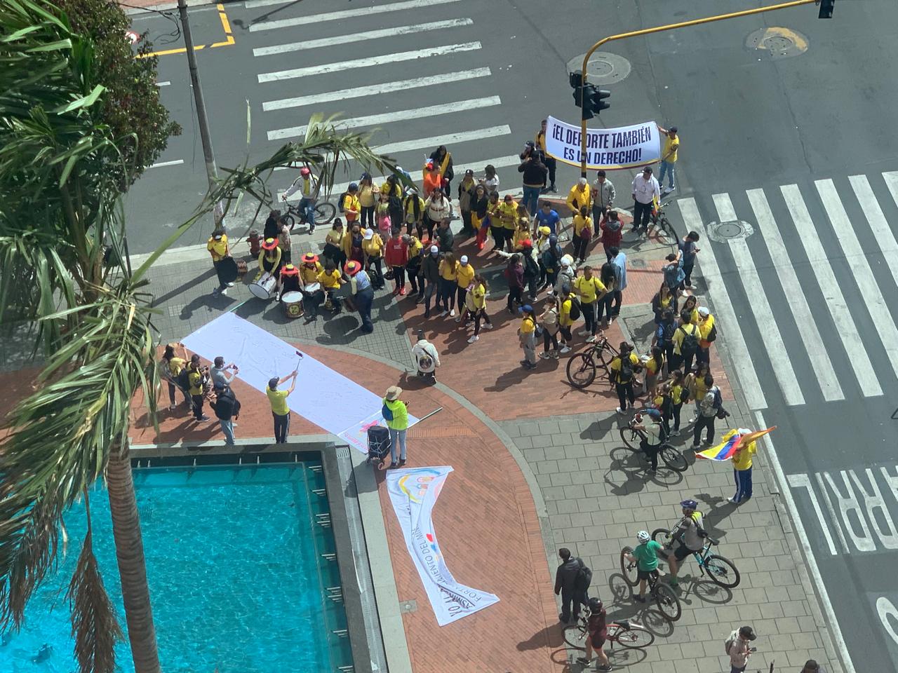 Deportistas protestan en Bogotá en contra de la reducción del presupuesto de MinDeporte. Foto: Caracol Radio.