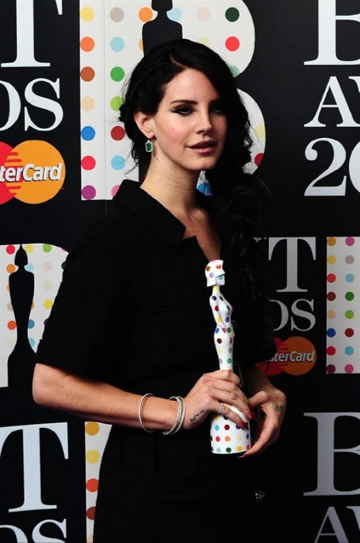 La cantante Lana del Rey con su galardón como mejor artista femenina