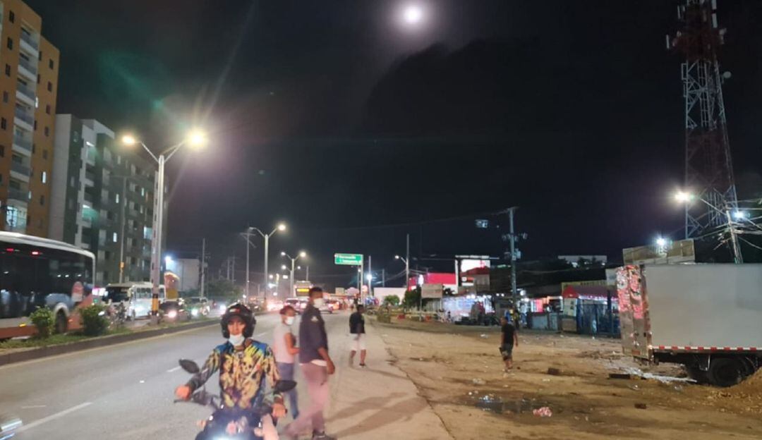 Daños ocasionados por terceros en cables que suministran energía, dejaron a oscuras unos 400 metros de la vía