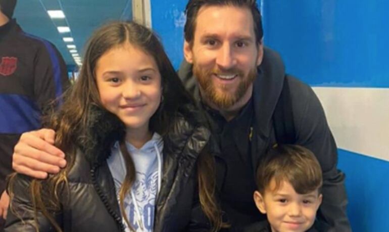 Dulce María y Maximiliano Ospina con Lionel Messi
