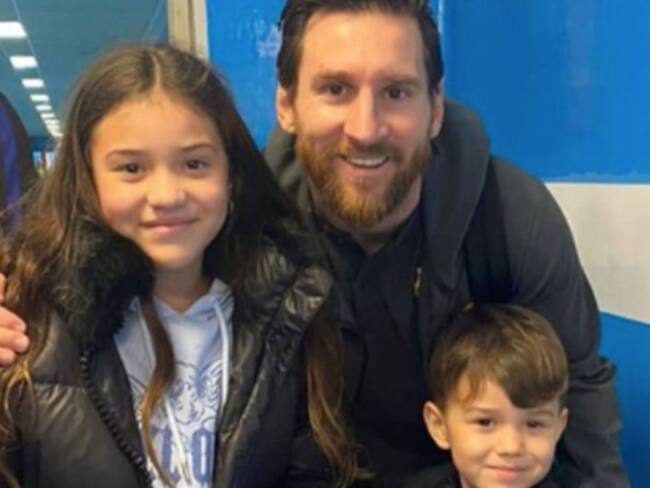 Dulce María y Maximiliano Ospina con Lionel Messi