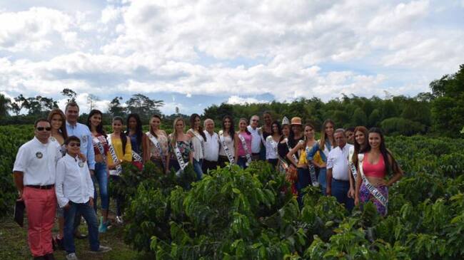 Las 17 candidatas al reinado nacional del café en compañía de las directivas del comité departamental de cafeteros del Quindío