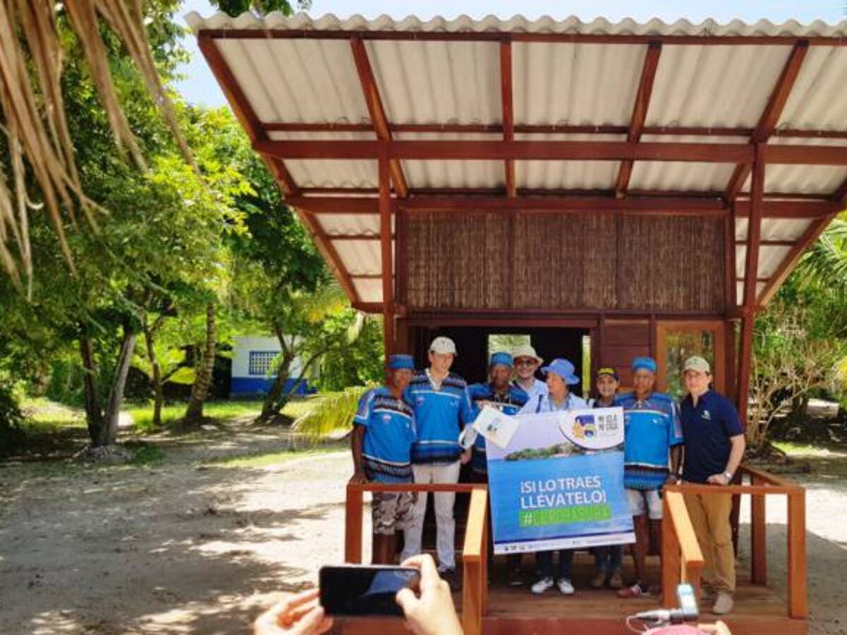 Capacitan a nativos de Islas del Rosario sobre nueva política de residuos