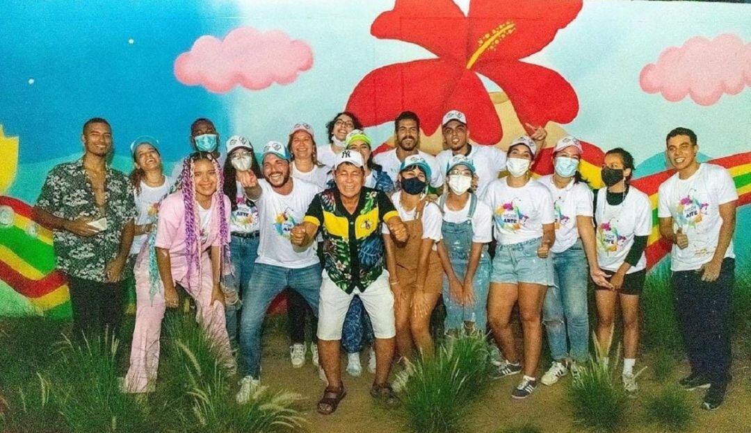 mural intervenido en el Barrio Abajo