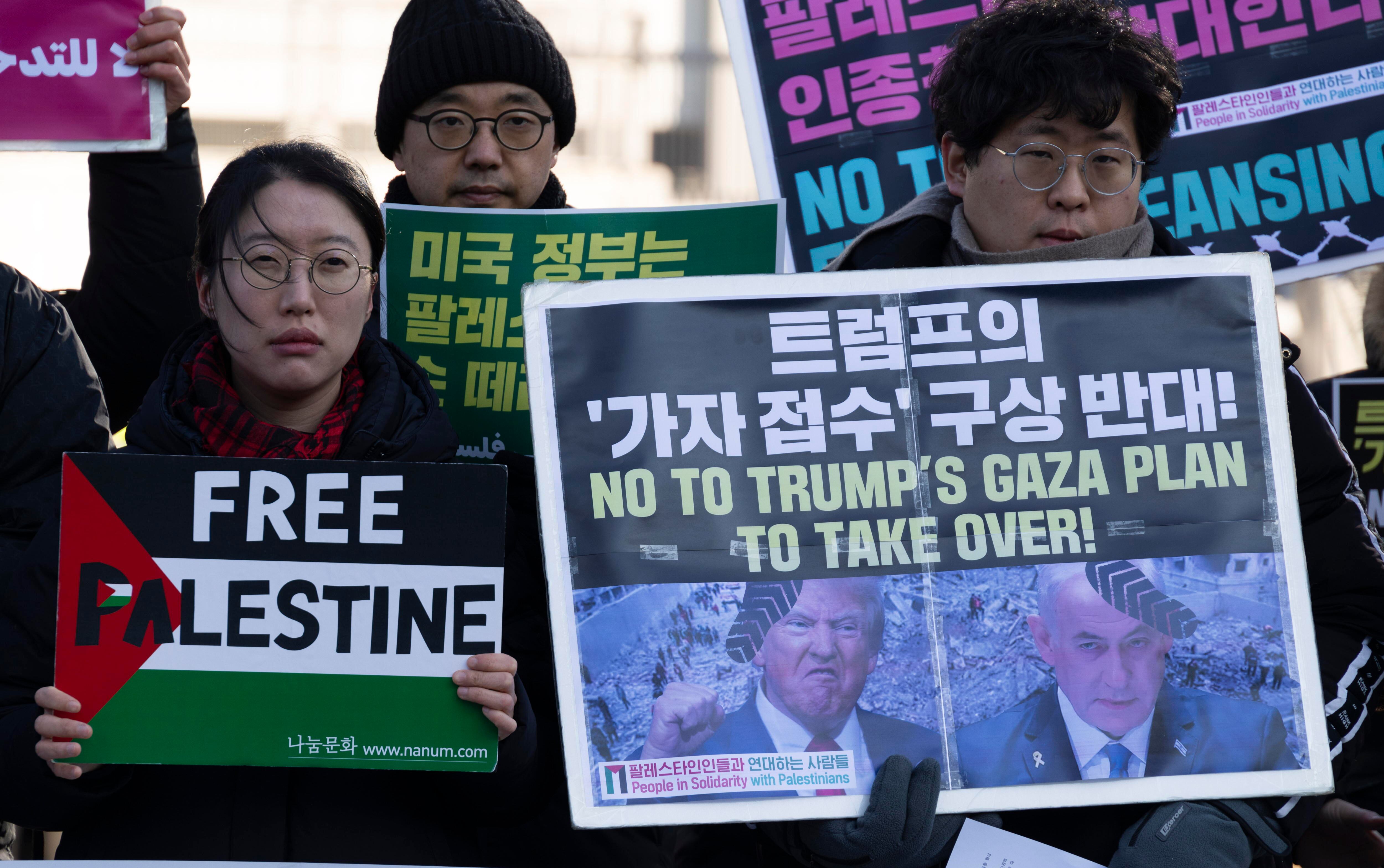 Seoul (Republic Of Korea), 05/02/2025.- Members of the People in Solidarity with Palestinians group hold placards featuring images of Israeli Prime Minister Benjamin Netanyahu and US President Donald J. Trump with the words "No to Trump's Gaza plan to take over" and "Free Palestine" during a rally against Trump's Gaza policy in front of the US Embassy in Seoul, South Korea, 05 February 2025. (Protestas, Corea del Sur, Seúl) EFE/EPA/JEON HEON-KYUN