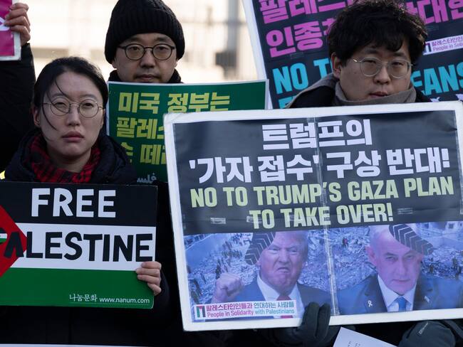 Seoul (Republic Of Korea), 05/02/2025.- Members of the People in Solidarity with Palestinians group hold placards featuring images of Israeli Prime Minister Benjamin Netanyahu and US President Donald J. Trump with the words "No to Trump's Gaza plan to take over" and "Free Palestine" during a rally against Trump's Gaza policy in front of the US Embassy in Seoul, South Korea, 05 February 2025. (Protestas, Corea del Sur, Seúl) EFE/EPA/JEON HEON-KYUN