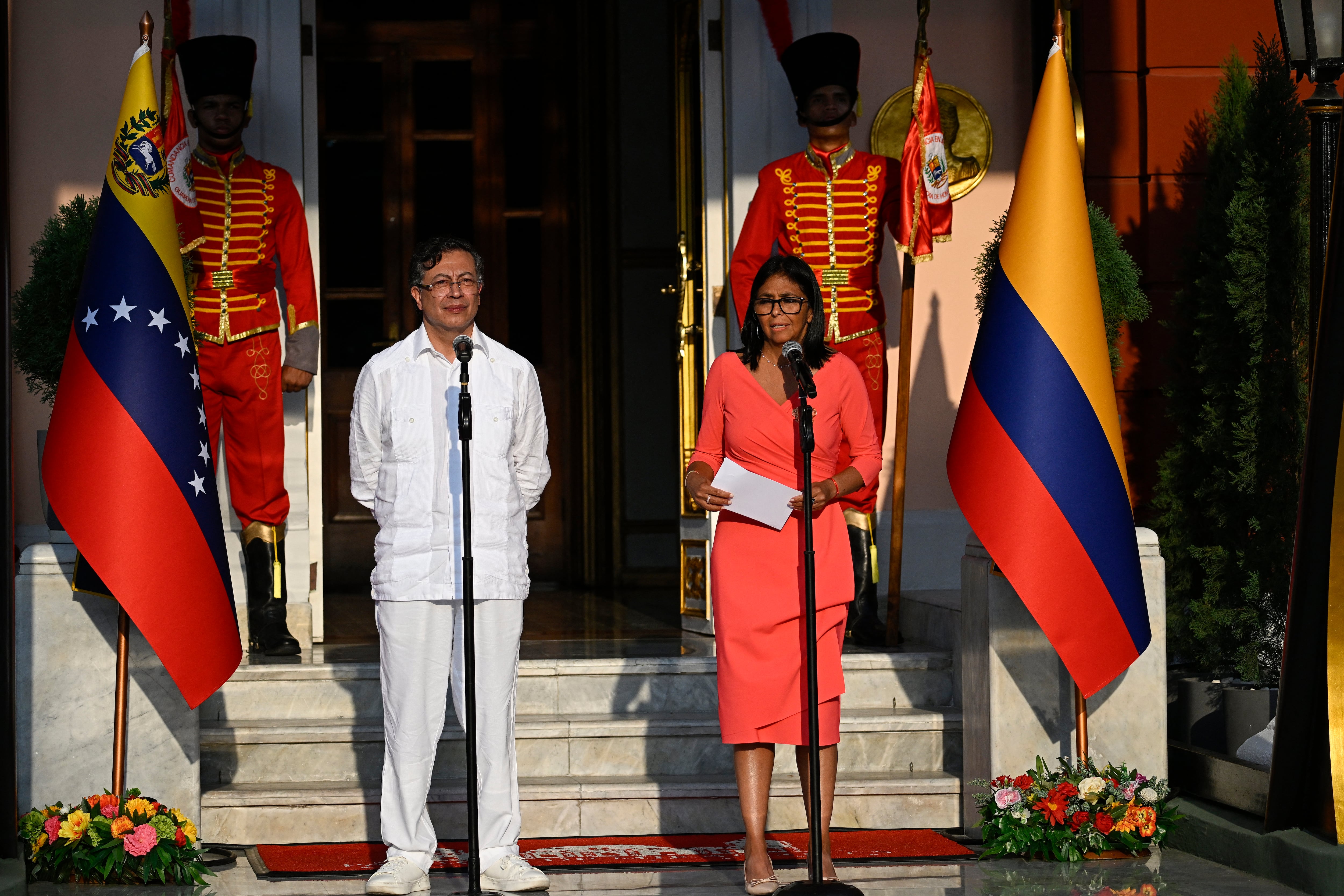 Gustavo Petro y Delcy Rodríguez. Foto: AFP.