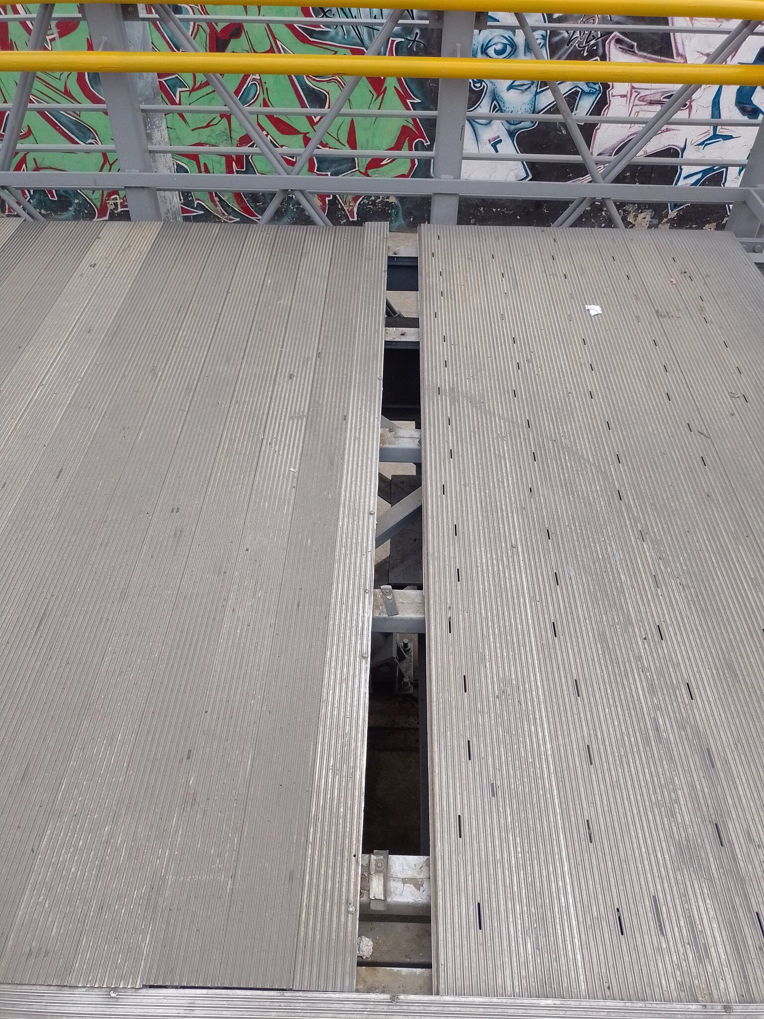 Falta de láminas en puente peatonal de la Estación Alquería de Transmilenio.