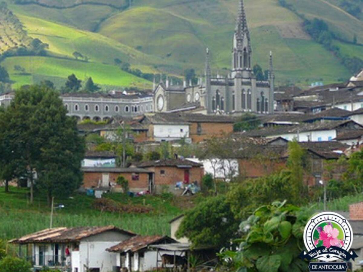 En Sonsón y Ciudad Bolívar se vacuna a toda la población mayor de edad