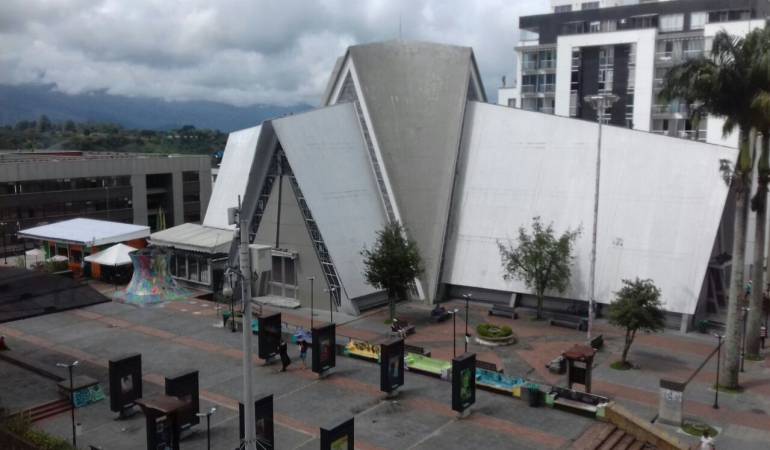 Al fondo la catedral Inmaculado Concepción de Armenia