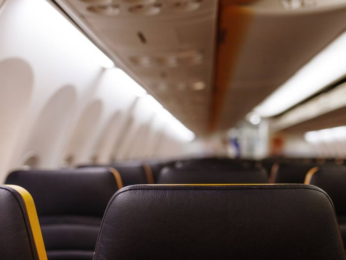 Protectores faciales y mascarillas a viajeros y tripulaciónes : IATA