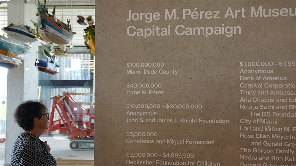 El museo fue diseñado por la firma de arquitectura suiza Hezog y de Meuron, Para su emplazamiento se escogió un amplio terreno desocupado sobre la Bahía de Biscayne. La estructura y sus inmensos ventanales fueron hechos para resistir los huracanes que suelen azotar la zona entre junio y noviembre.
