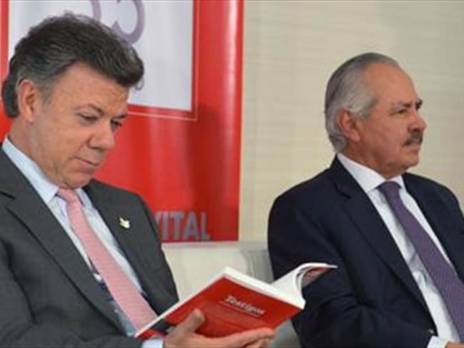 Santos recuerda su oficio de periodista y entrevista a Darío Arizmendi