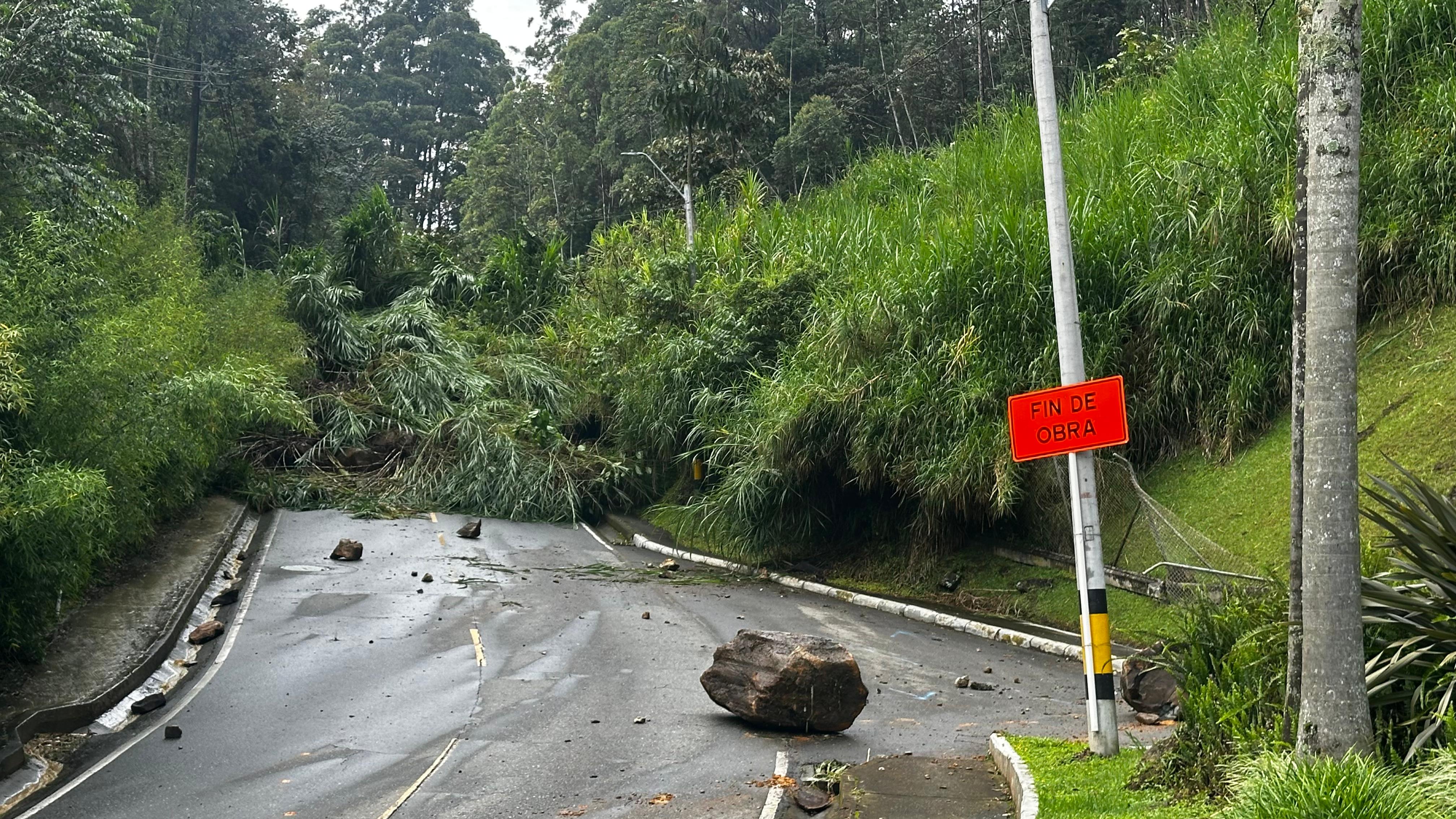 Derrumbe en Loma de Los Balsos del Poblado, sur de Medellín- foto Dagrd