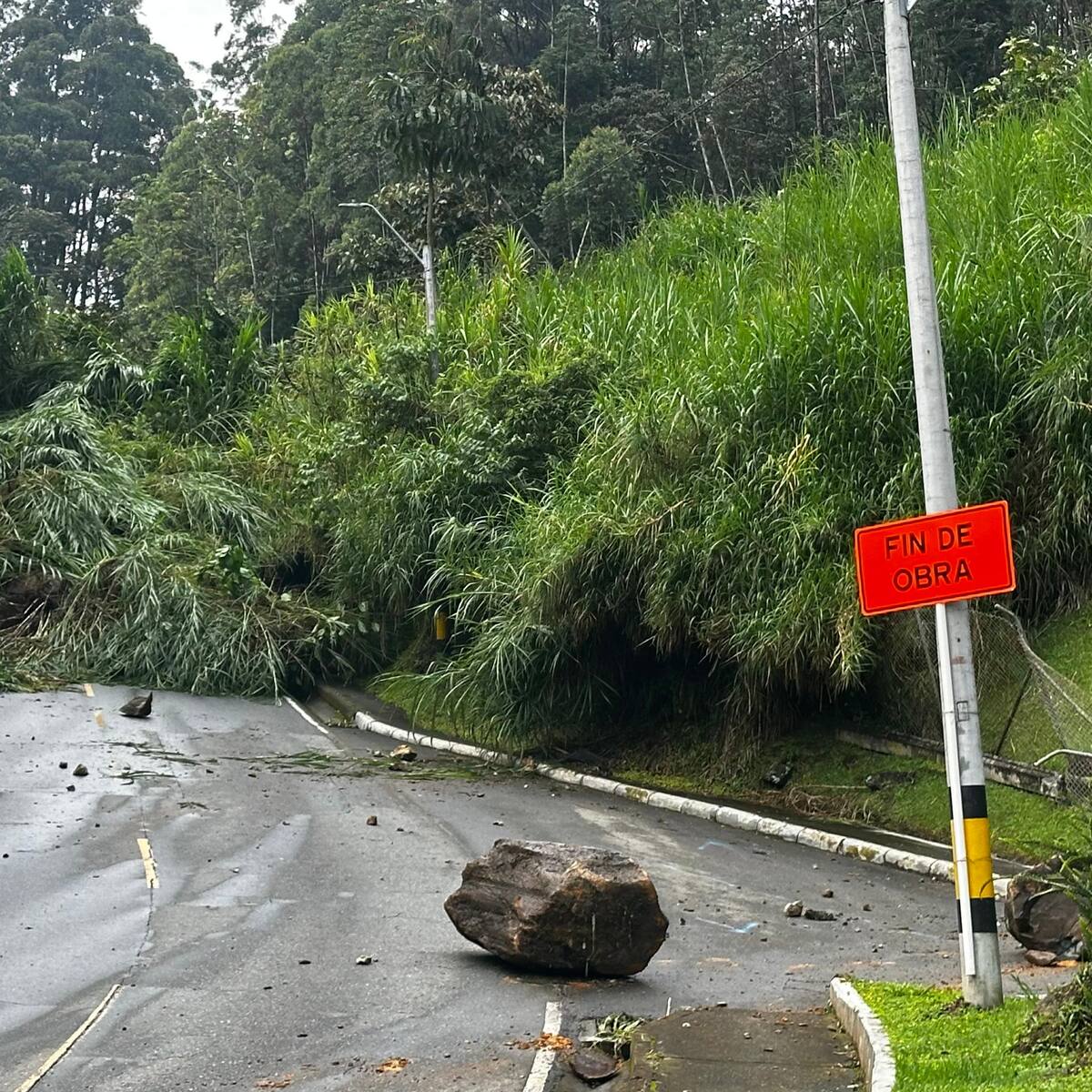 Se amplía la evacuación a 14 inmuebles en la Loma de Los Balsos por el deslizamiento de tierra
