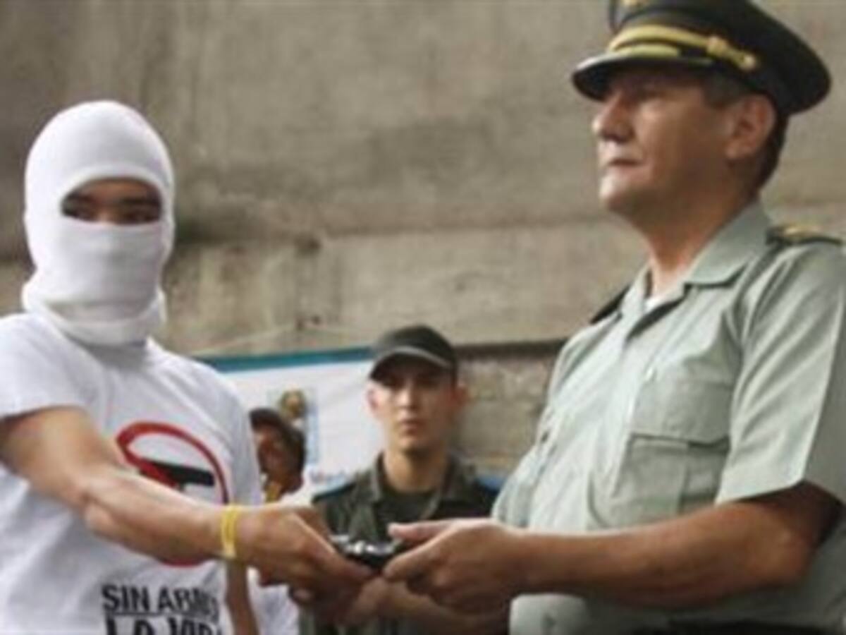 Juanes agradece entrega de armas y reitera la búsqueda de la paz en Medellín