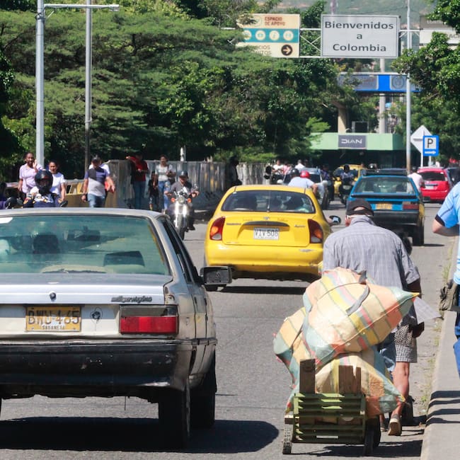 AME9258. VILLA DEL ROSARIO (COLOMBIA), 07/01/2025.- Personas y vehículos transitan por el Puente Simón Bolívar que une a Villa del Rosario (Colombia) con San Antonio del Táchira (Venezuela) este martes, en Villa del Rosario (Colombia). La normalidad reinaba en los principales pasos fronterizos entre Colombia y Venezuela a la espera de lo que suceda en la investidura presidencial del próximo 10 de enero, que reclaman el mandatario Nicolás Maduro y el opositor Edmundo González Urrutia. EFE/ Mario Caicedo