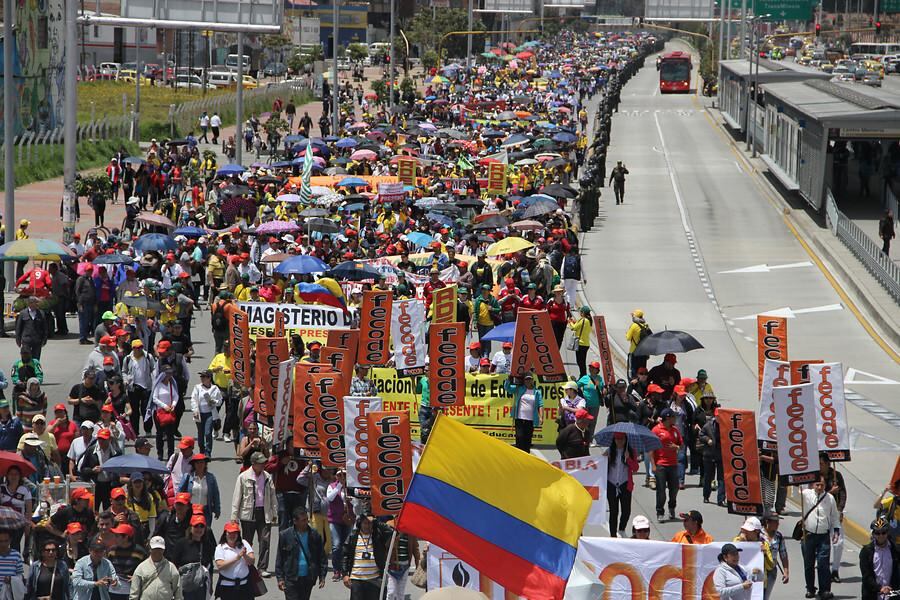 50.000 educadores de todas las regiones del país se dirigen al Ministerio de Educación, ubicado en la capital colombiana, apara manifestar su preocupación frente al acuerdo al que llegó el Gobierno con Fecode.