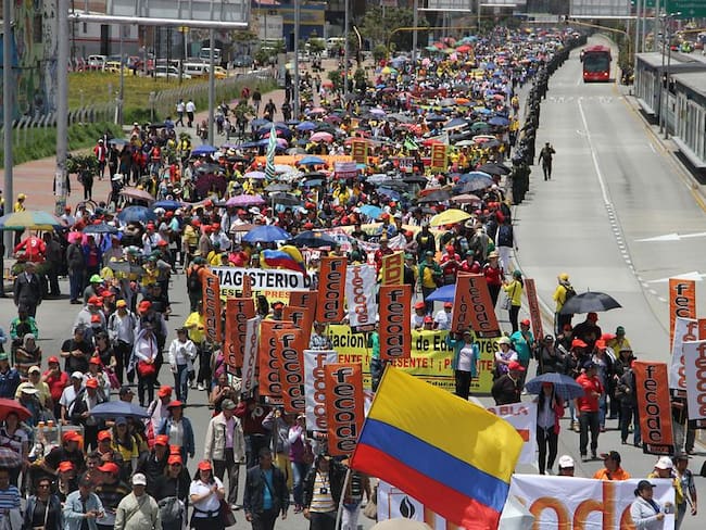 50.000 educadores de todas las regiones del país se dirigen al Ministerio de Educación, ubicado en la capital colombiana, apara manifestar su preocupación frente al acuerdo al que llegó el Gobierno con Fecode.