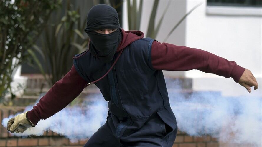 Durante manifestación varios encapuchados lanzaron papas bomba. Foto: Getty Images