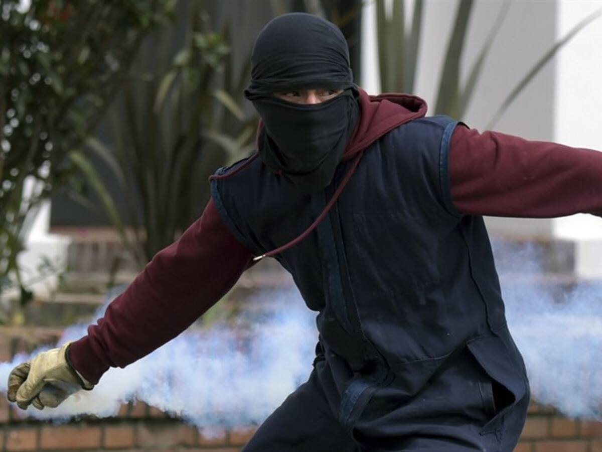 Encapuchados arrojaron ‘papas bomba’ y bloquearon la avenida norte de Tunja