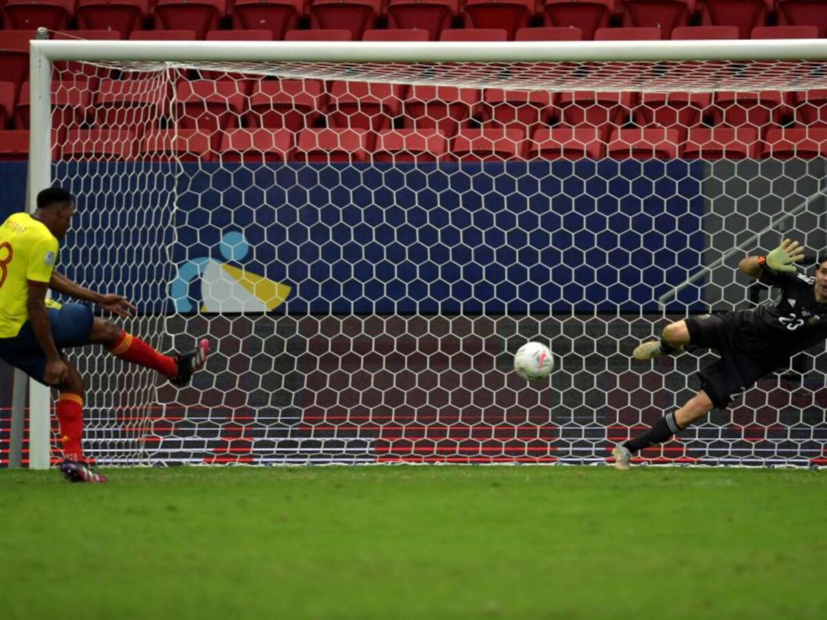 El intercambio de mensajes entre Emiliano Martínez y Yerry Mina