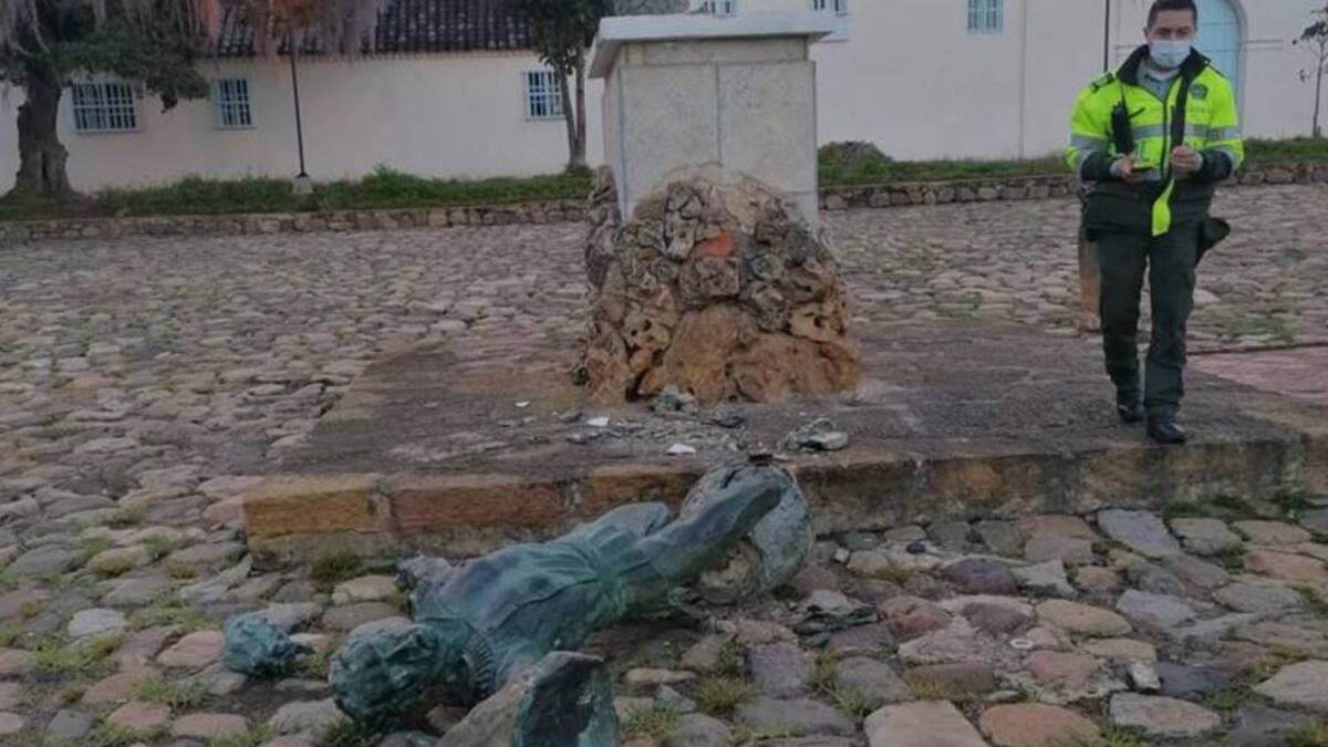 Desplomado amaneció el monumento de Antonio Ricaurte en Villa de Leyva