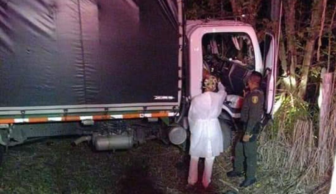 El cuerpo del hombre fue encontrado al interior de la cabina.  