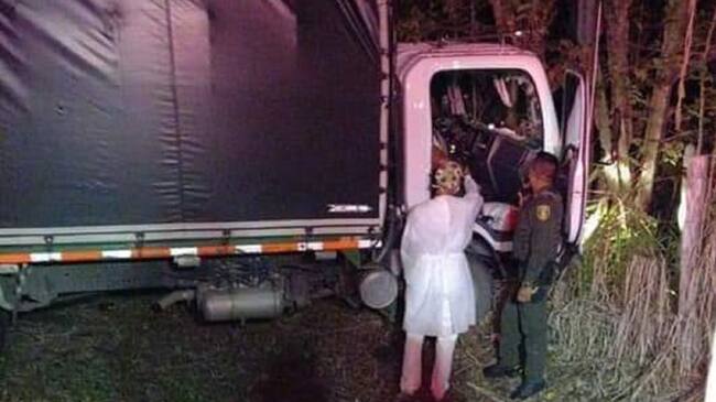 El cuerpo del hombre fue encontrado al interior de la cabina.