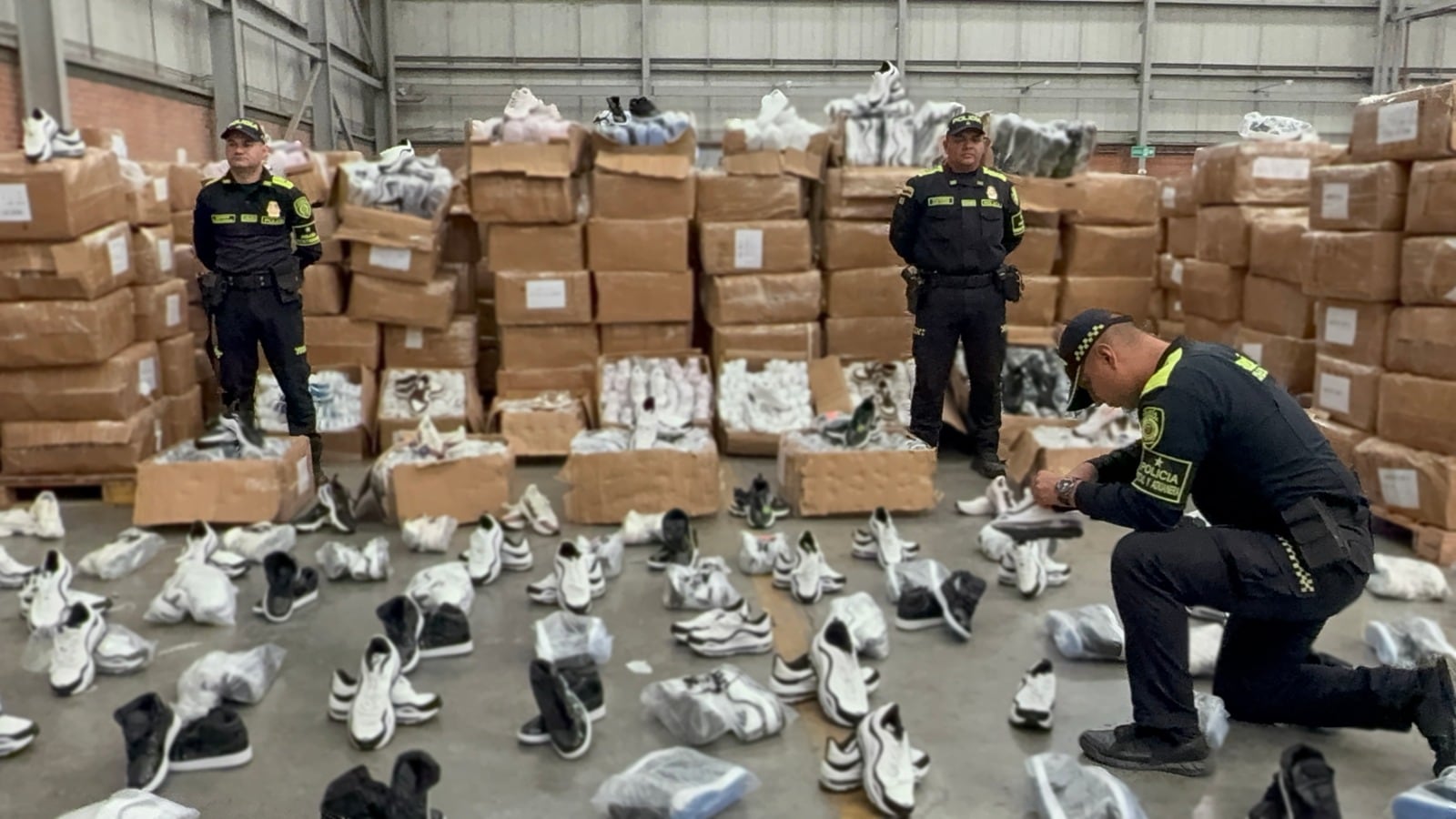 Las autoridades encontraron en las primeras cajas elementos de oficina que ocultaba calzado.