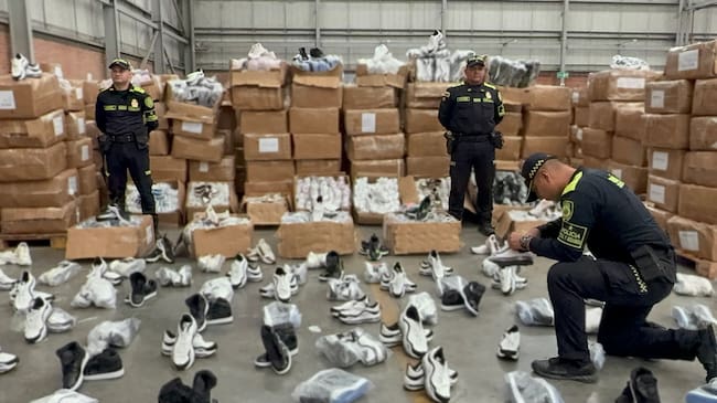 Las autoridades encontraron en las primeras cajas elementos de oficina que ocultaba calzado.