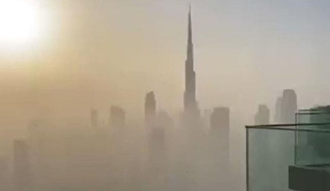 El edificio más alto del mundo fue envuelto por una gran tormenta de arena