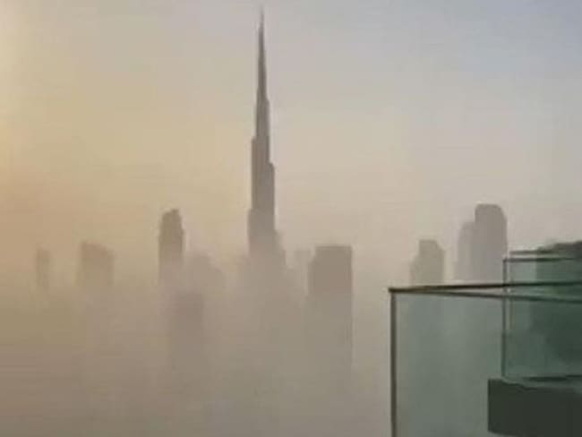 El edificio más alto del mundo fue envuelto por una gran tormenta de arena